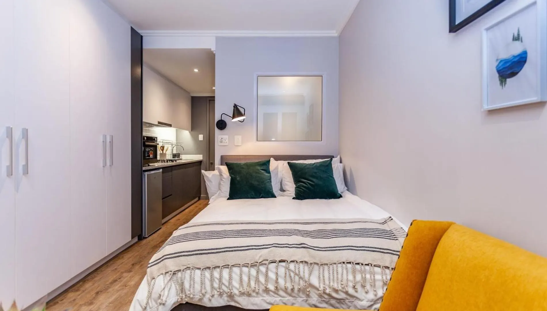 Lively Space In A Vibrant, Woodstock Area Kapstadt Apartment