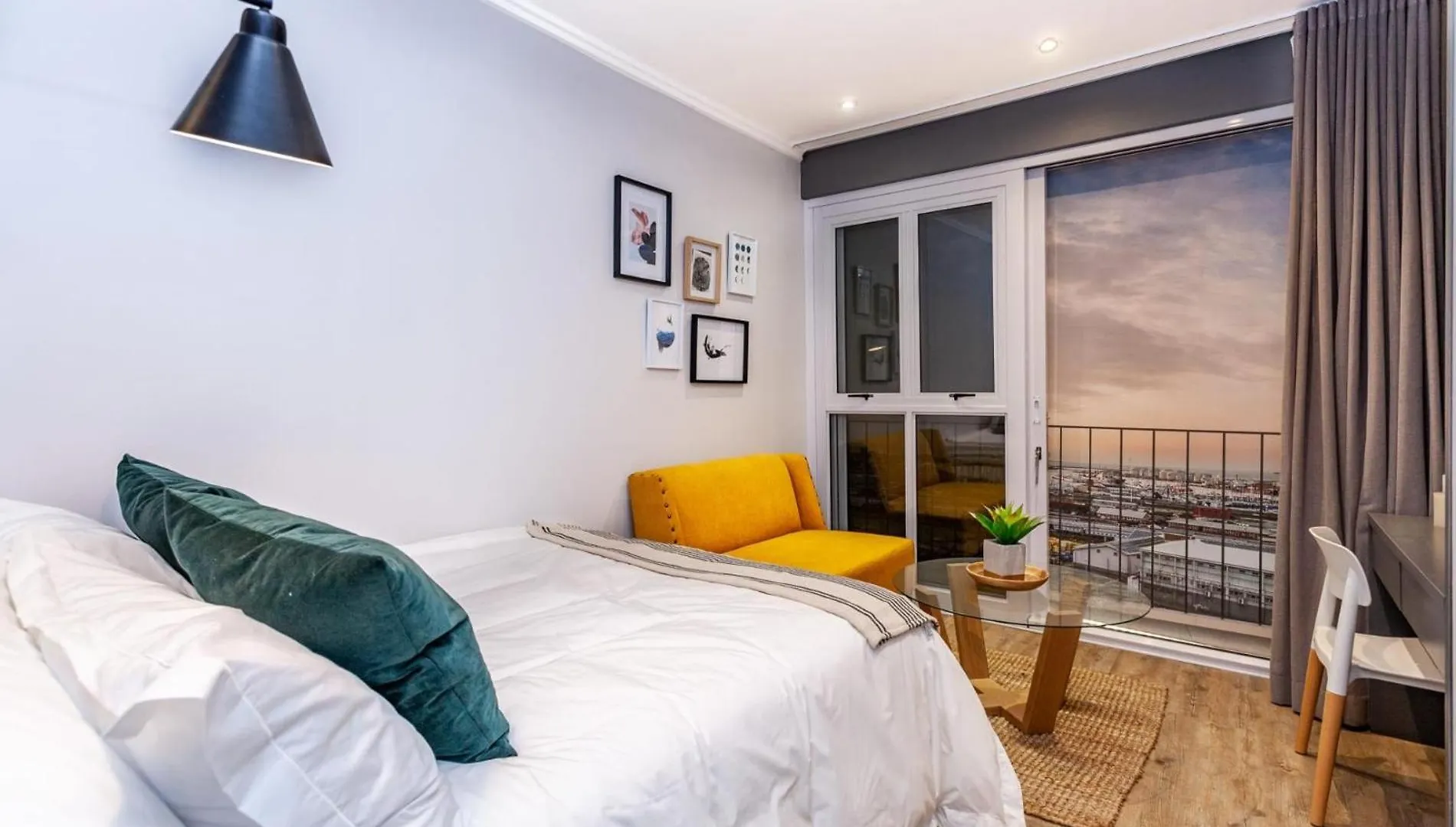 Lively Space In A Vibrant, Woodstock Area Kapstadt Apartment